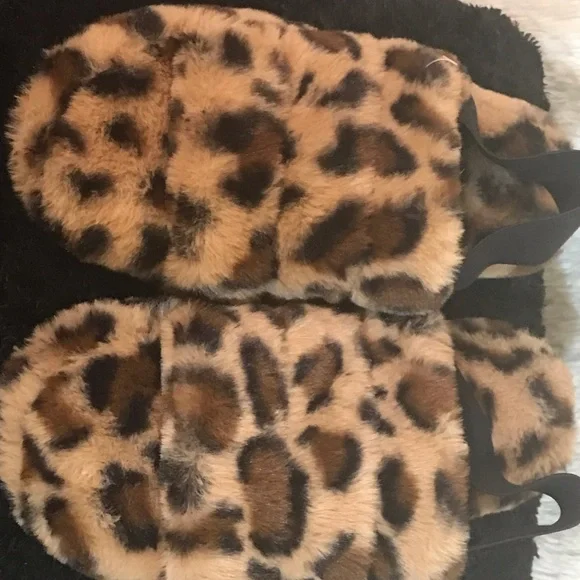 Big Furry Cheetah Slippers - Picture 4 of 6